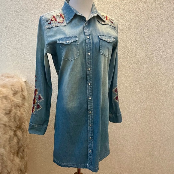 Johnny Was Denim Blue Embroidered Shirtdress with Pearl Snap Closure - Sz S - Picture 4 of 9